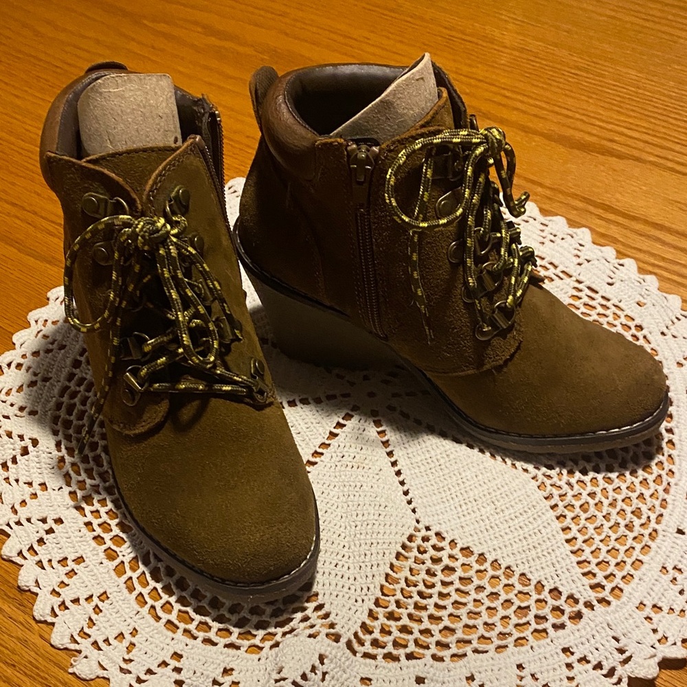 White Mountain Brown Lace-Up Boots